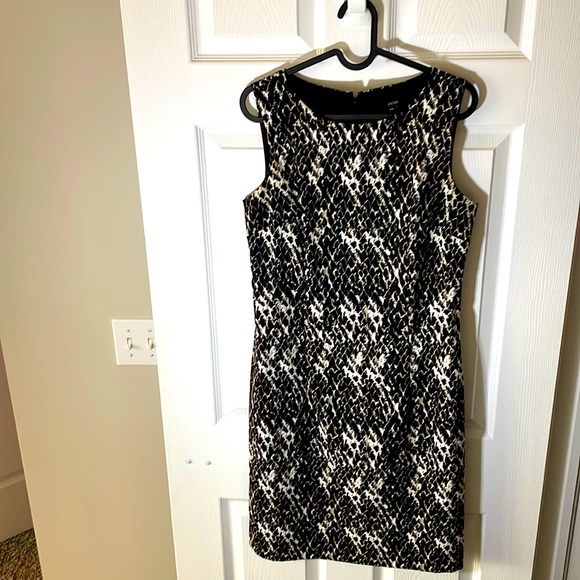 Classic print sheath dress. Looks fab with or without belt. - Picture 1 of 3